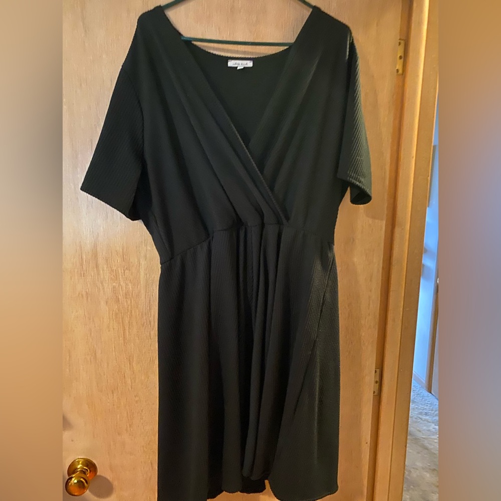 Cute knee length dress with built in shorts.
Never worn!